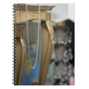 Caderno Espiral Elegância Suspensa: Drapery da Cadeia de Ouros