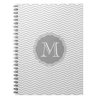 Caderno Espiral Elegante geometría de chevrón gris y monograma
