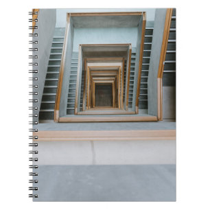 Caderno Espiral ESCADA CONCRETA DE cinzas DURANTE O DIA