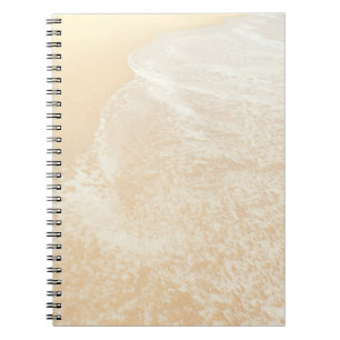Caderno Espiral Espuma Pastel da areia e do mar da fotografia da