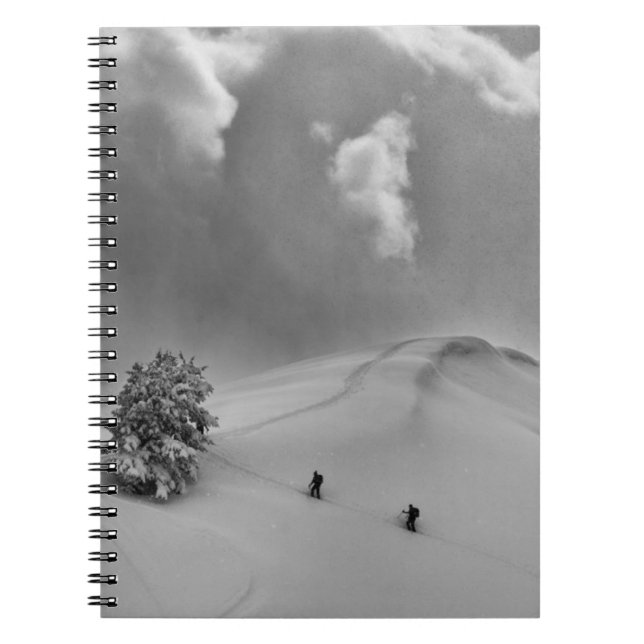 Caderno Espiral Esquiadores de backcountry em neve fresca (Frente)