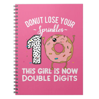 Caderno Espiral Esta Garota Agora Tem Dois Dígitos Bolinho de Aniv