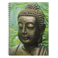 Estátua Buda Pacífica numa Floresta Verde Folha