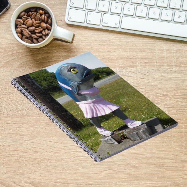 Caderno Espiral Estátua De Raparigas De Atração Na Estrada (In Situ)