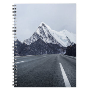 Caderno Espiral Estrada asfaltada na frente da montanha da neve