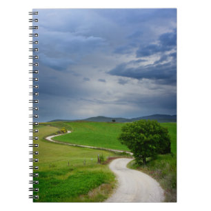 Caderno Espiral Estrada de enrolamento sob um céu escuro