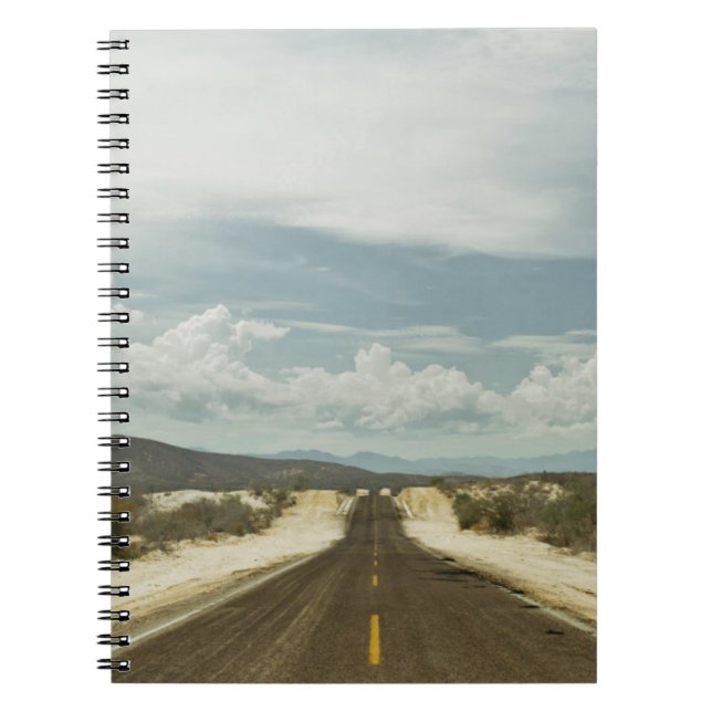 Caderno Espiral Estrada reta longa com a paisagem de Baja do (Frente)
