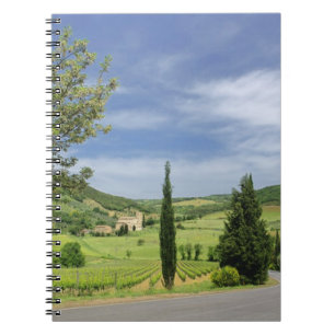Caderno Espiral Estrada rural curvando entre ciprestes em