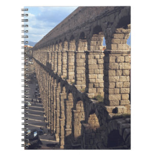 Caderno Espiral Europa, Espanha, Segóvia. Luz tardia lança sombras