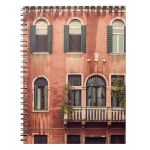 Caderno Espiral Face a uma antiga casa típica em Veneza, Itália,
