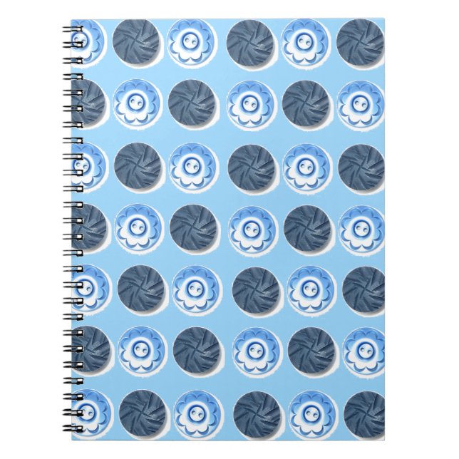 Caderno Espiral Fancy Blue Sewing Buttons on Light Blue Pattern (Frente)