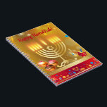Caderno Espiral Feliz Hanukkah Luz Feriado Judeu Dourado<br><div class="desc">Feliz Hanukkah Belo Design de Férias Judaicas. Antecedentes judeus do Hanukkah com símbolos tradicionais do Chanukah - Dourado Menorah, Hanukkiah Candelabrum e velas, sonhos de madeira (rodando no topo), rosquinhas, estrela de David e padrão de papel de parede luminoso brilhante. Decoração do Festival Chanucá. Jerusalém, Israel. Office & School >...</div>