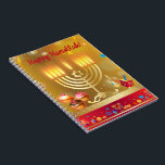Caderno Espiral Feliz Hanukkah Luz Feriado Judeu Dourado<br><div class="desc">Feliz Hanukkah Belo Design de Férias Judaicas. Antecedentes judeus do Hanukkah com símbolos tradicionais do Chanukah - Dourado Menorah, Hanukkiah Candelabrum e velas, sonhos de madeira (rodando no topo), rosquinhas, estrela de David e padrão de papel de parede luminoso brilhante. Decoração do Festival Chanucá. Jerusalém, Israel. Office & School >...</div>