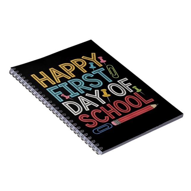 Caderno Espiral Feliz Primeiro Dia De Aula De Volta às Aulas  (Lado Direito)