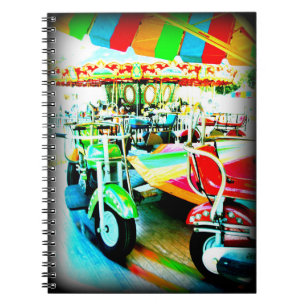 Caderno Espiral Feliz rodando motocicletas no Carnaval