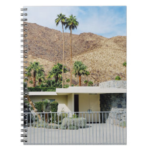 CADERNO ESPIRAL FENÇA DE MADEIRA BRANCA PERTO DA ÁRVORE DE PALMA