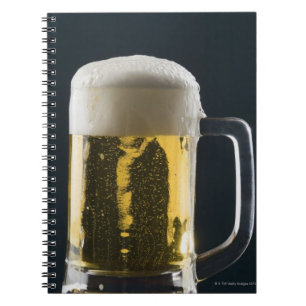 Caderno Espiral Fim-acima de um vidro da cerveja