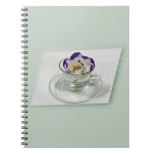 Caderno Espiral Flor branca roxa num copo