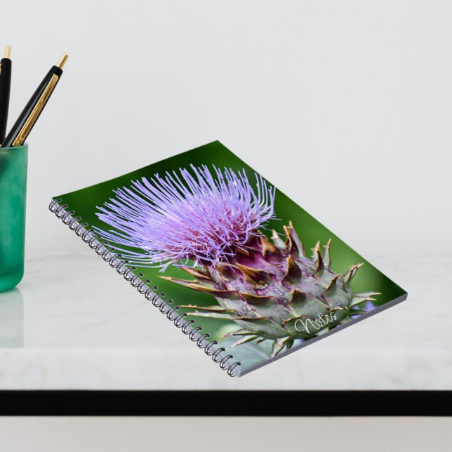 Caderno Espiral Floral de Cabeça de Astro com Artichoke Roxo (In Situ)