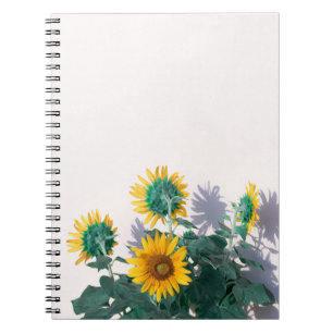Caderno Espiral Flores azuis e amarelas na parede branca