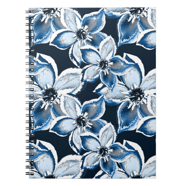 Caderno Espiral Flores brancas e azuis sobre fundo preto. (Frente)