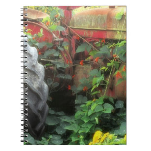 Caderno Espiral Flores da primavera adornam um velho trator.