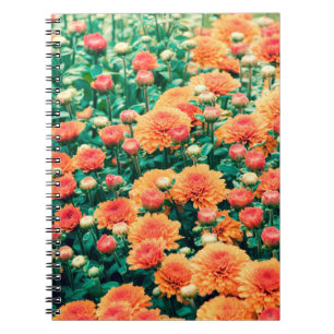 Caderno Espiral Flores florescentes num outono de jardinagem, fund