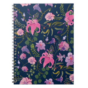 Caderno Espiral Flores rosa e violeta com folhas verdes na d