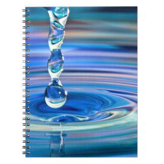 Caderno Espiral Fluxo claro das gotas da água azul