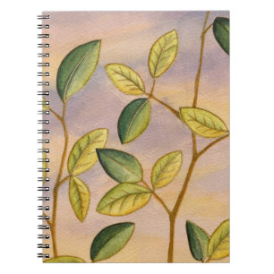 Caderno Espiral Folhas verdes e amarelas sobre fundo solar