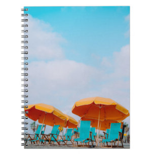 Caderno Espiral Foto aproximada de cadeiras solitárias e guarda-c
