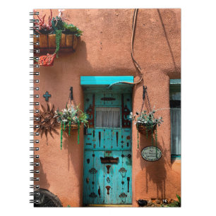 Caderno Espiral Foto da porta azul da Adobe Taos