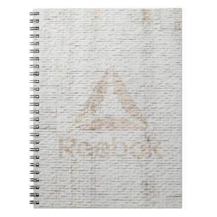 Caderno Espiral Foto de aproximação do logotipo Reebok na parede