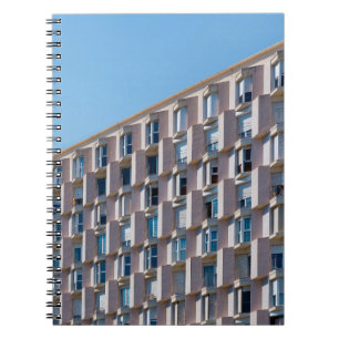 CADERNO ESPIRAL FOTO DE BAIXO ÂNGULO DA CONSTRUÇÃO DE CONCRETOS