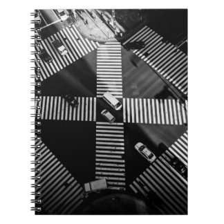 CADERNO ESPIRAL FOTOGRAFIA AERIAL DOS VEÍCULOS NAS RUAS DURANTE D