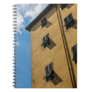 CADERNO ESPIRAL FOTOGRAFIA DE ÂNGULO BAIXO DA JANELA DE LOUVER MA