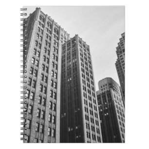 CADERNO ESPIRAL FOTOGRAFIA DE GRAYSCALE BAIXA DO EDIFÍCIO DE ALTO