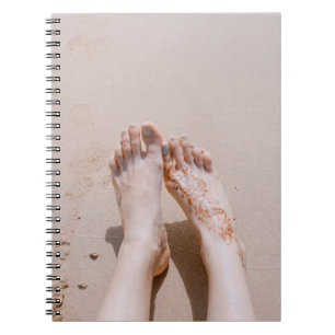 Caderno Espiral Fotografia seletiva dos pés com tatuagem em