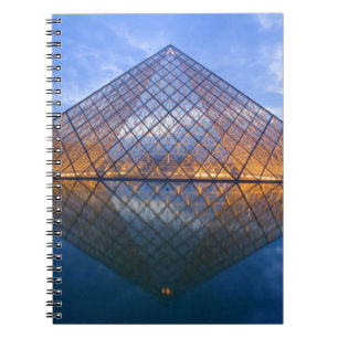 Caderno Espiral França, Paris. O Louvre ao crepúsculo. Crédito