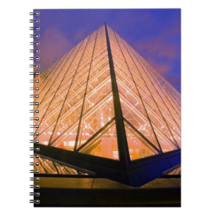 Caderno Espiral França, Paris. O museu do Louvre ao crepúsculo. 2