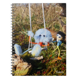 Caderno Espiral Fubby monster op de schommel.
