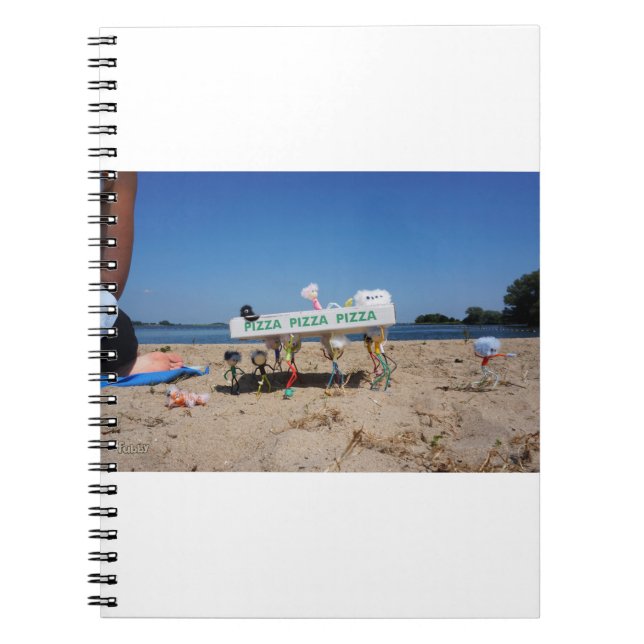 Caderno Espiral Fubby's die op het strand een pizza stelen. (Frente)