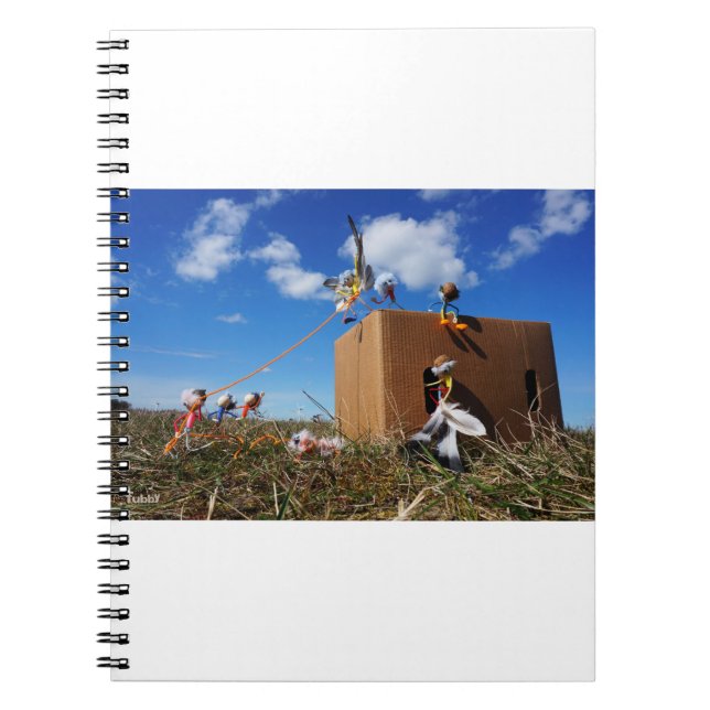 Caderno Espiral Fubby's die spelen met veren en vliegen. (Frente)