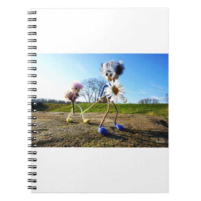 Caderno Espiral Fubby's in natuur met madeliefjes. (Frente)