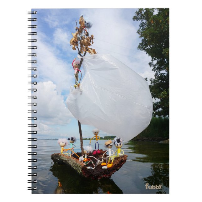 Caderno Espiral Fubby's op een houten zeilboot promotie milieu. (Frente)