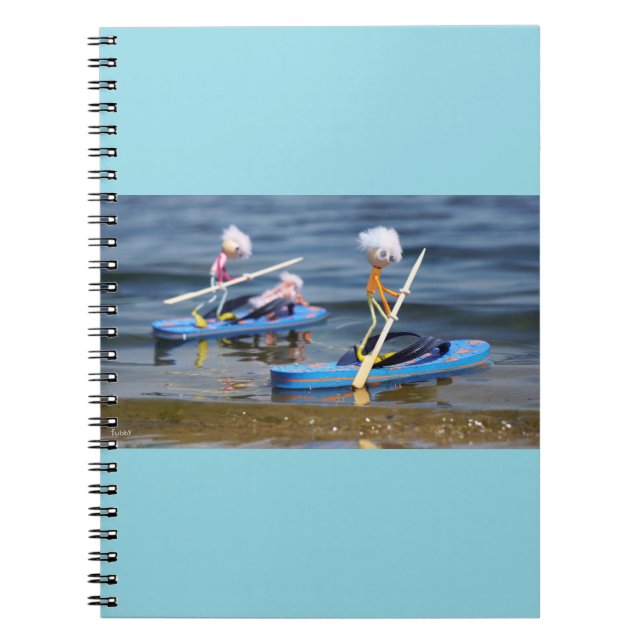 Caderno Espiral Fubby's op peddelboard dat een teenslipper is. (Frente)