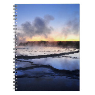 Caderno Espiral Fumo do geyser no por do sol