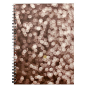 Caderno Espiral fundo de textura dourada. Foco seletivo.S
