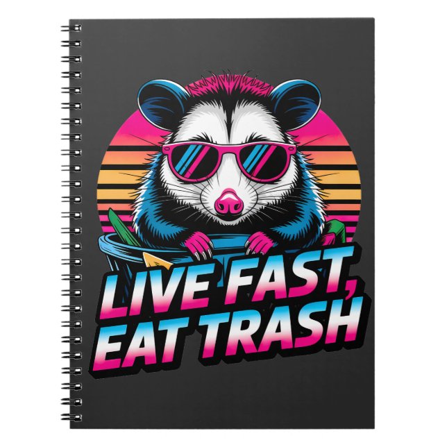 Caderno Espiral Funny Retro Raccoon Ogambm Live Fast Comer Lixo (Frente)