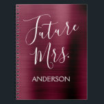 Caderno Espiral Futuro Planejador de Chás de panela Roxo da Sra. B<br><div class="desc">Futuramente, a Sra. Burgundy Cranberry Faux escovou metal sem metal metálico e sem aço metálico Planner de Notebook para Planejamento de Casamentos. O notebook Roxo de Marsala é perfeito para a noiva. O nome no notebook pode ser atualizado com o sobrenome. Entre em contato com o designer se desejar itens...</div>
